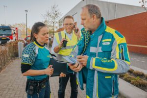 OvD-G'en in overleg bij oefening